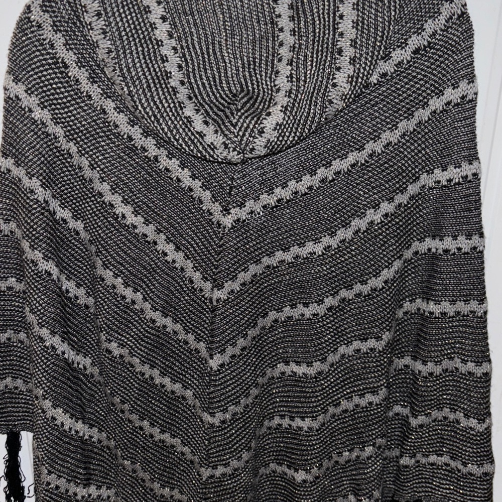 BCBG MAXAZRIA Black and White PONCHO w/hood NWOT - Picture 8 of 8